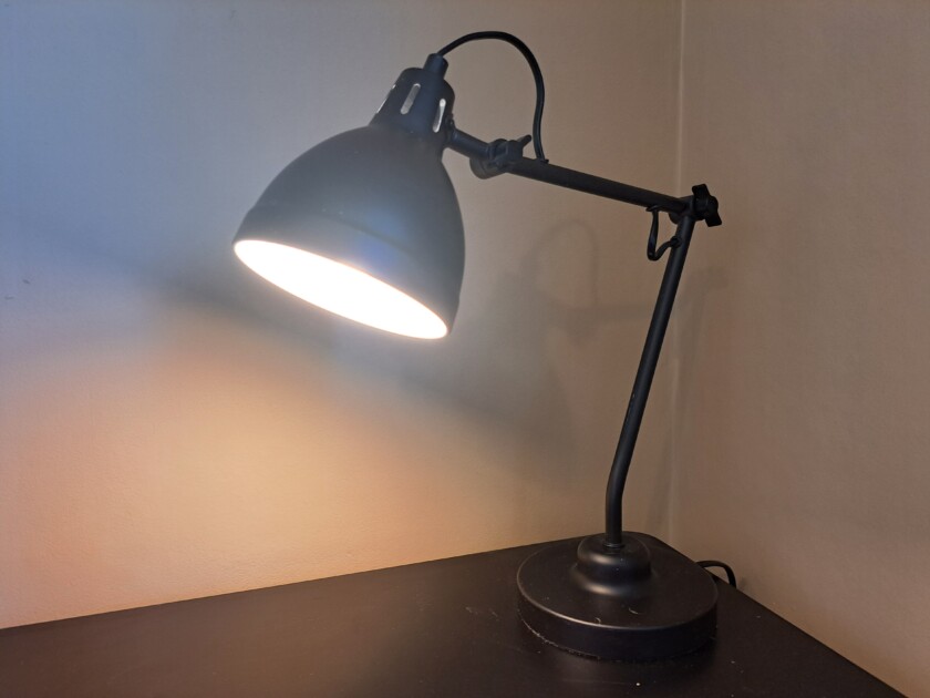 LED-lampa som använder låg energiförbrukning och sparar el i hemmet